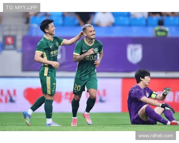 米特里策染红后情绪失控怒踢水桶